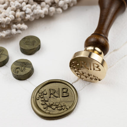 Ein exclusiver Siegelstempel zur Hochzeit personalisiert mit Initialen im Design Alex - Siegelstempel personalisiert