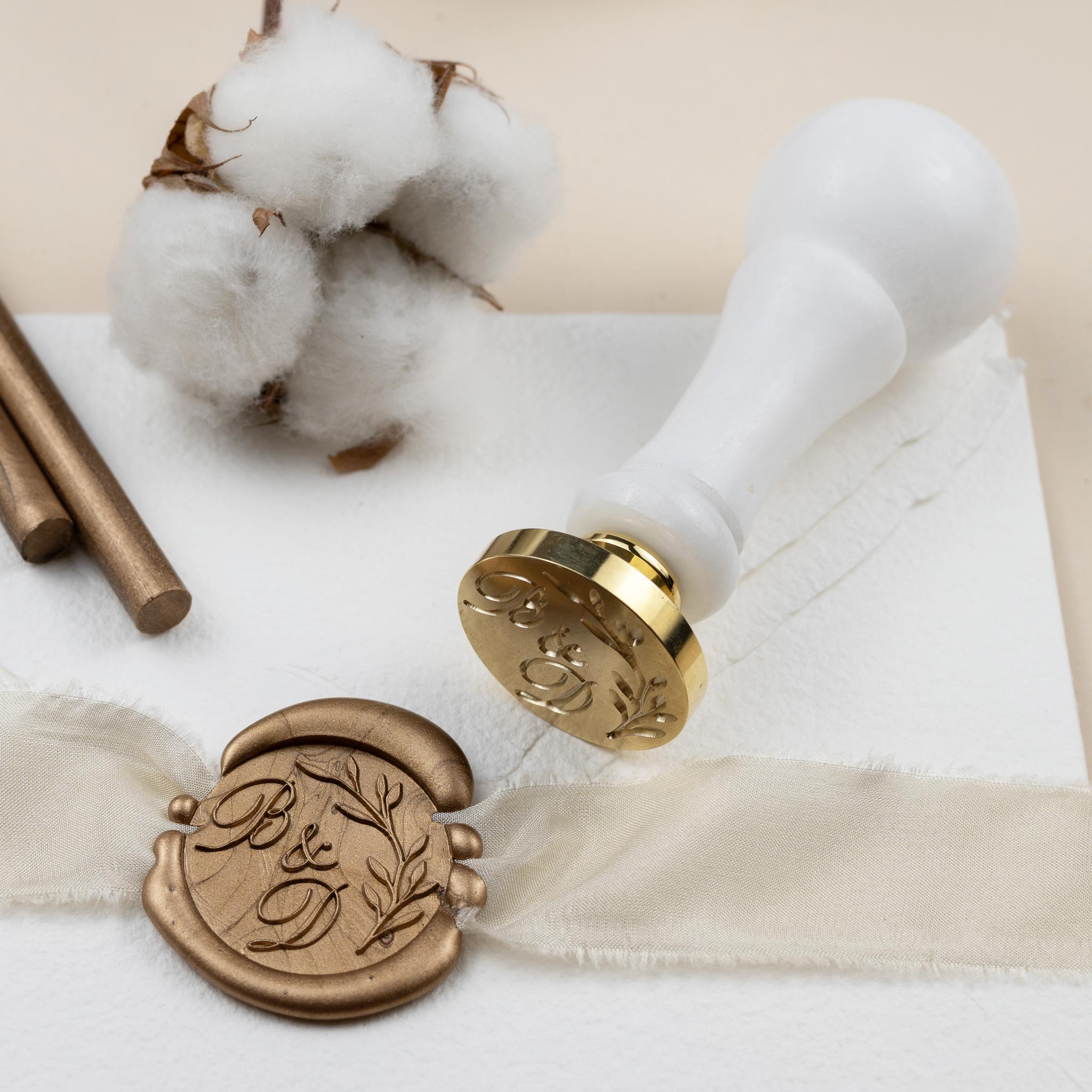 Exclusiver Siegelstempel zur Hochzeit mit Initialen im Design Hanna - Siegelstempel personalisiert