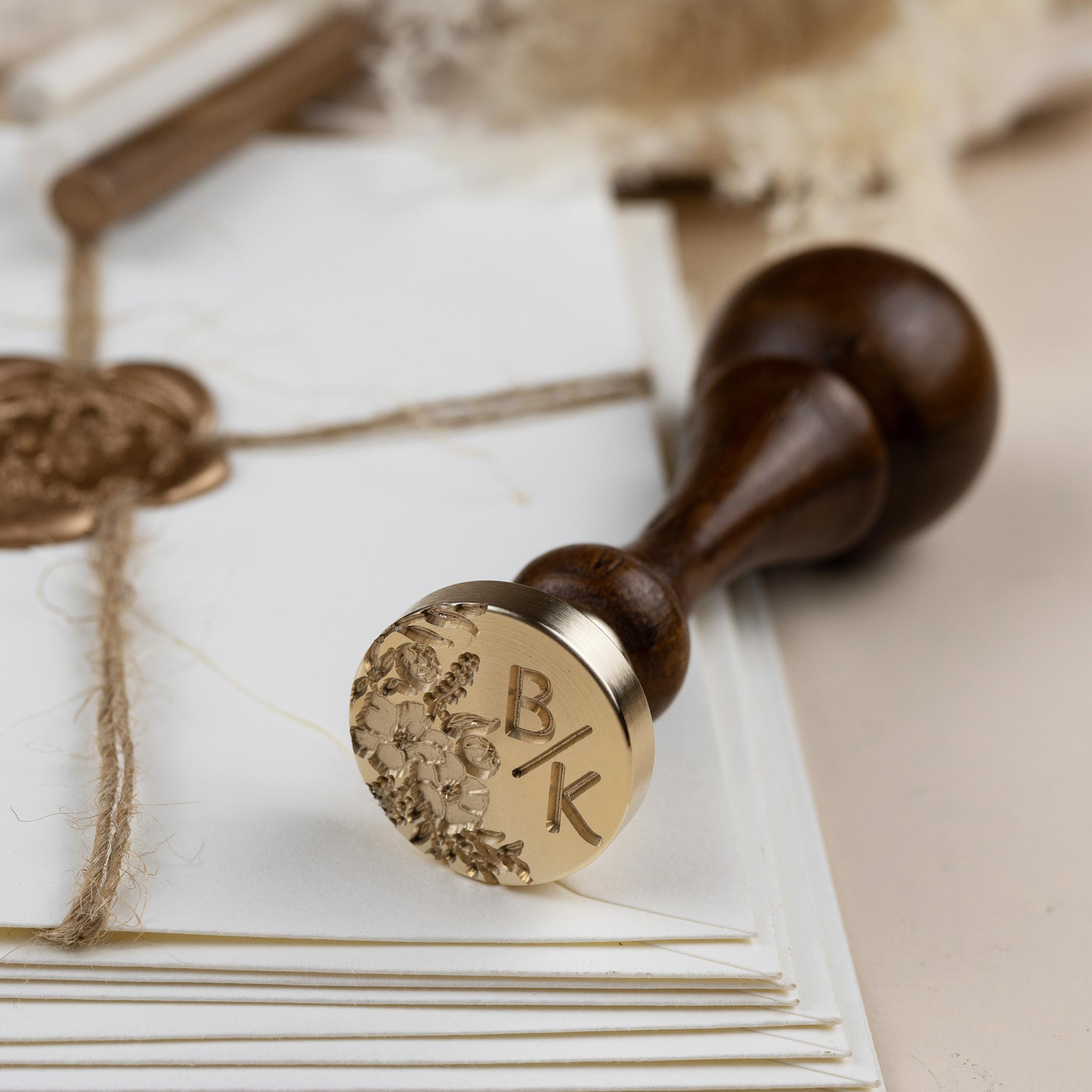 Siegelstempel  personalisiert zur Hochzeit mit Initialen im Design Sophia - Siegelstempel personalisiert