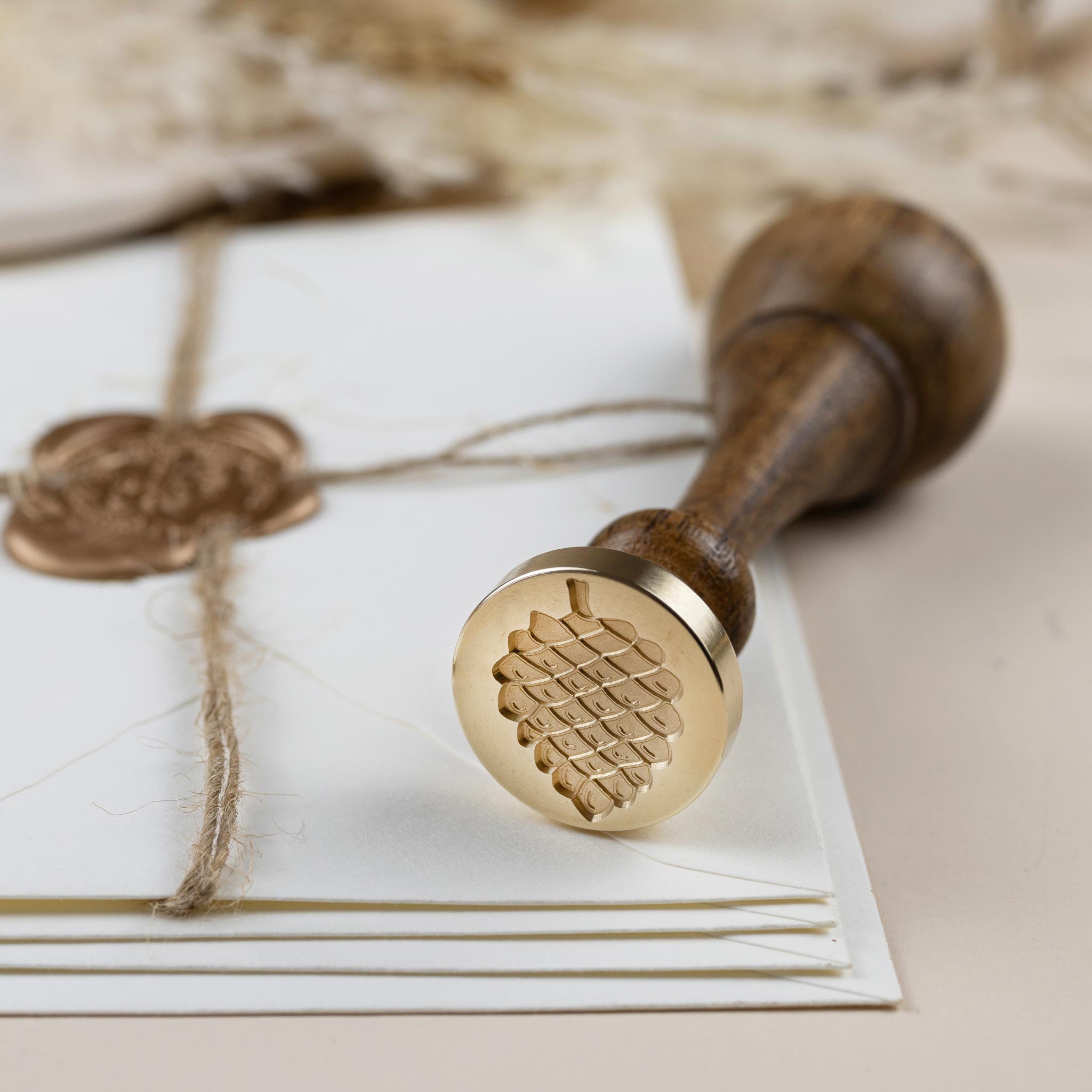 Siegelstempel mit Motiv Zirbelnuss - Siegelstempel personalisiert