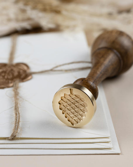 Siegelstempel mit Motiv Zirbelnuss - Siegelstempel personalisiert