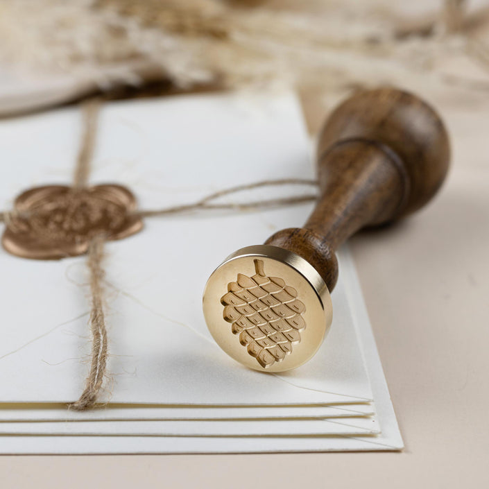 Siegelstempel mit Motiv Zirbelnuss - Siegelstempel personalisiert