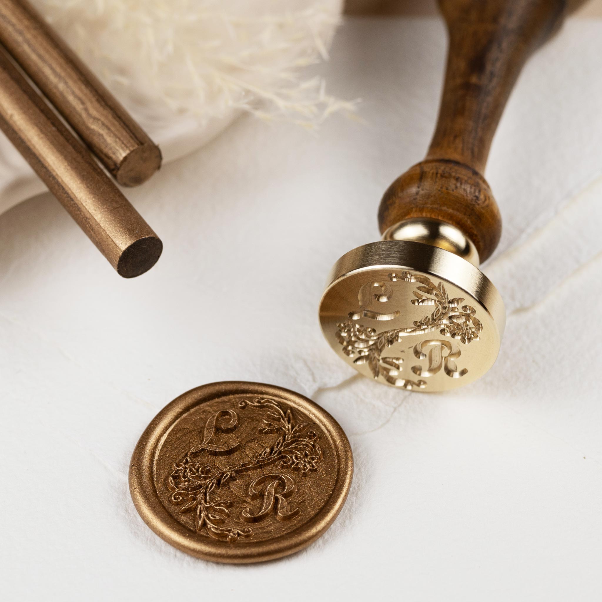 Siegelstempel personalisiert mit Initialen und Text, Design Zierranke - Siegelstempel personalisiert