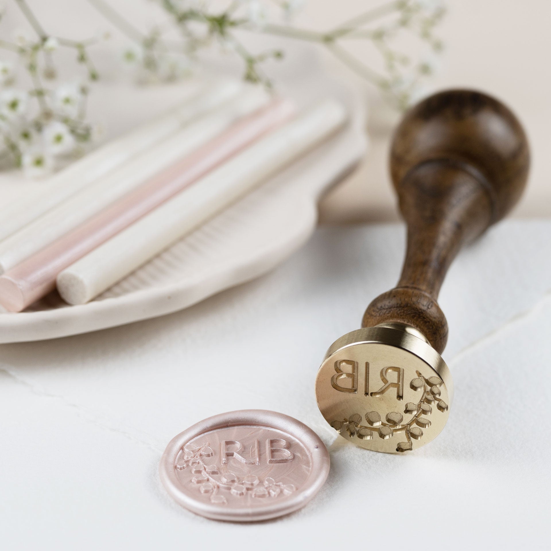 Ein exclusiver Siegelstempel zur Hochzeit personalisiert mit Initialen im Design Alex - Siegelstempel personalisiert