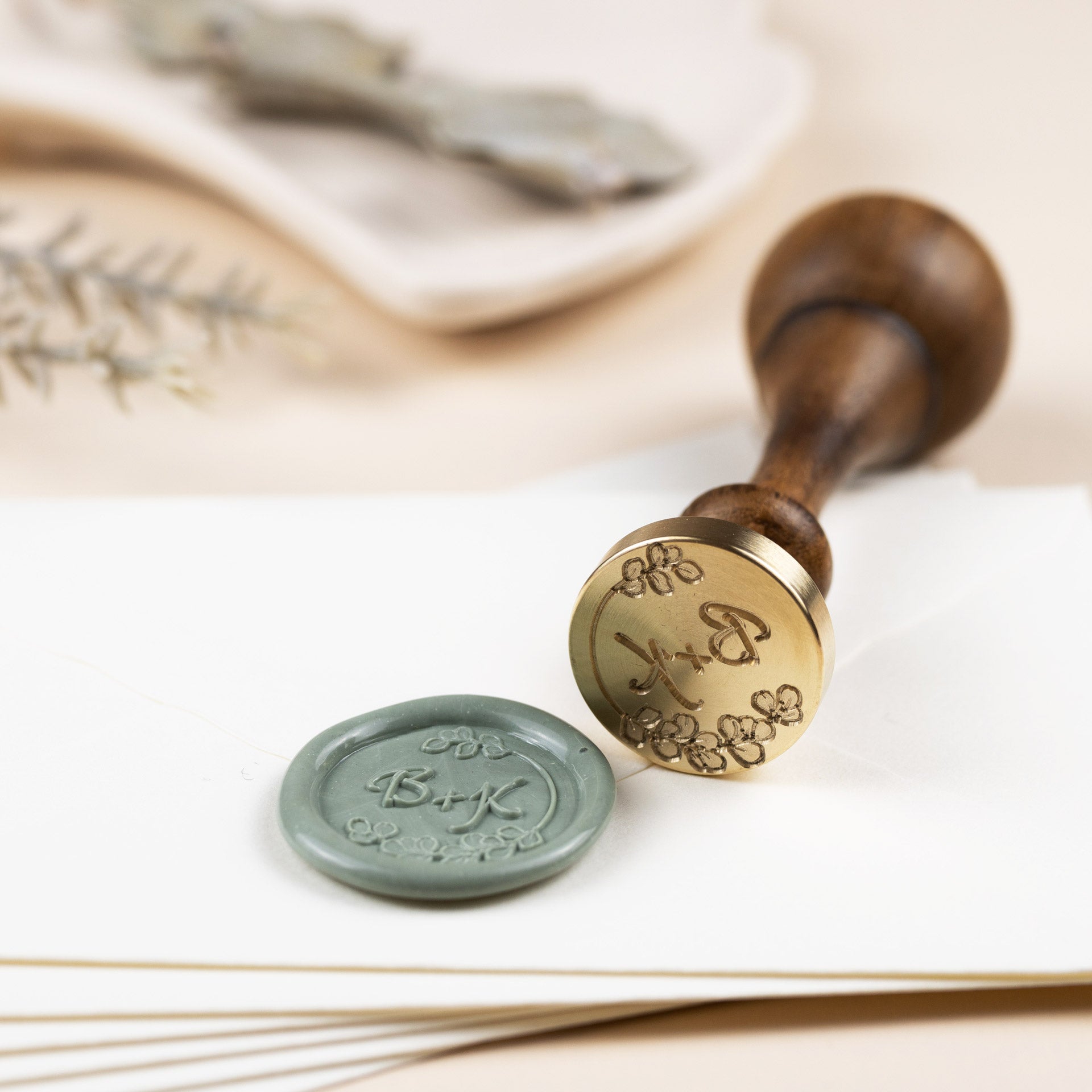 Exclusiver Siegelstempel  personalisiert für Wachssiegel mit Initialen im Design Leni - Siegelstempel personalisiert