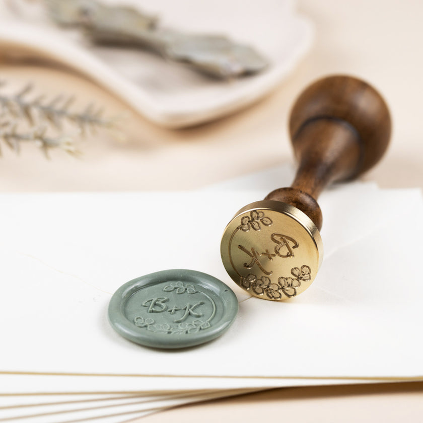 Exclusiver Siegelstempel  personalisiert für Wachssiegel mit Initialen im Design Leni - Siegelstempel personalisiert