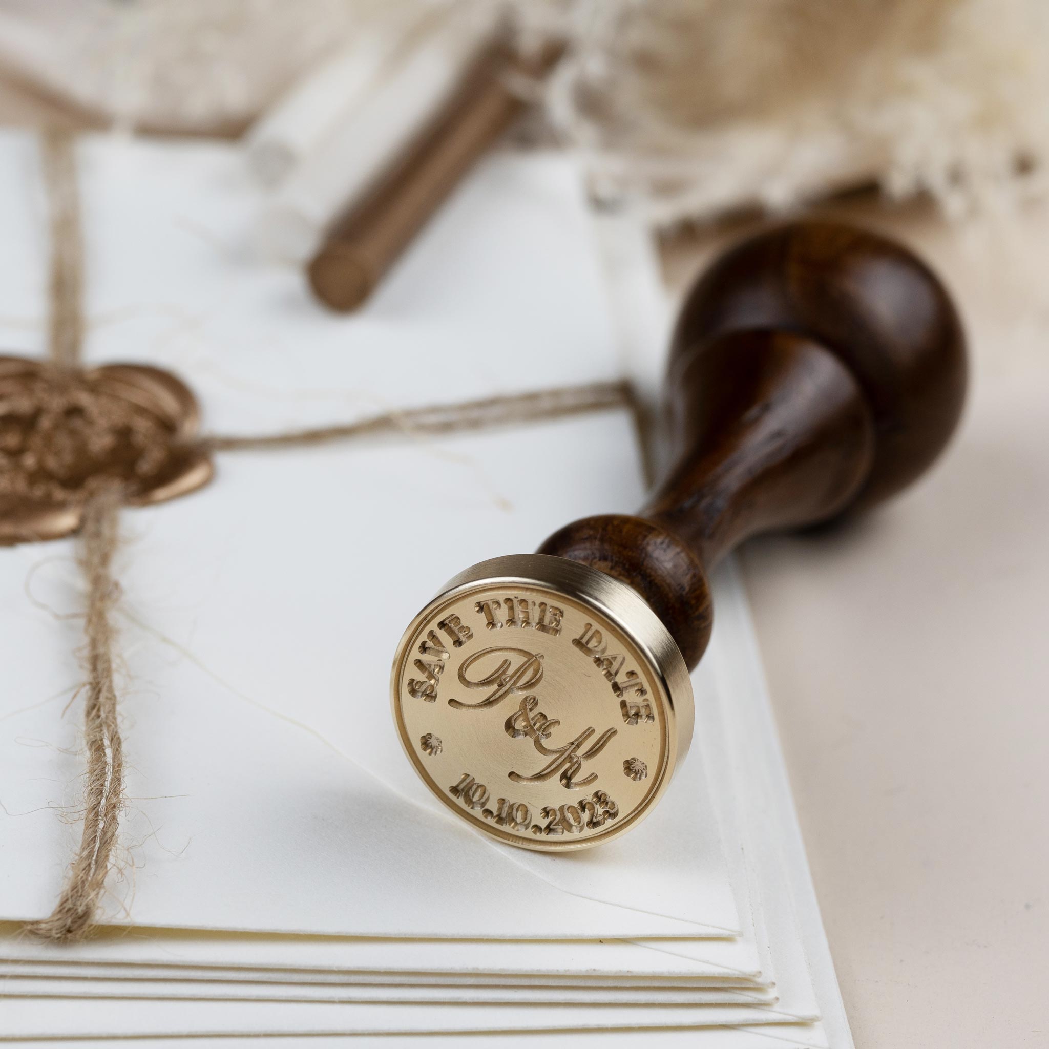 Siegelstempel personalisiert mit Initialen und Rundtext - Siegelstempel personalisiert