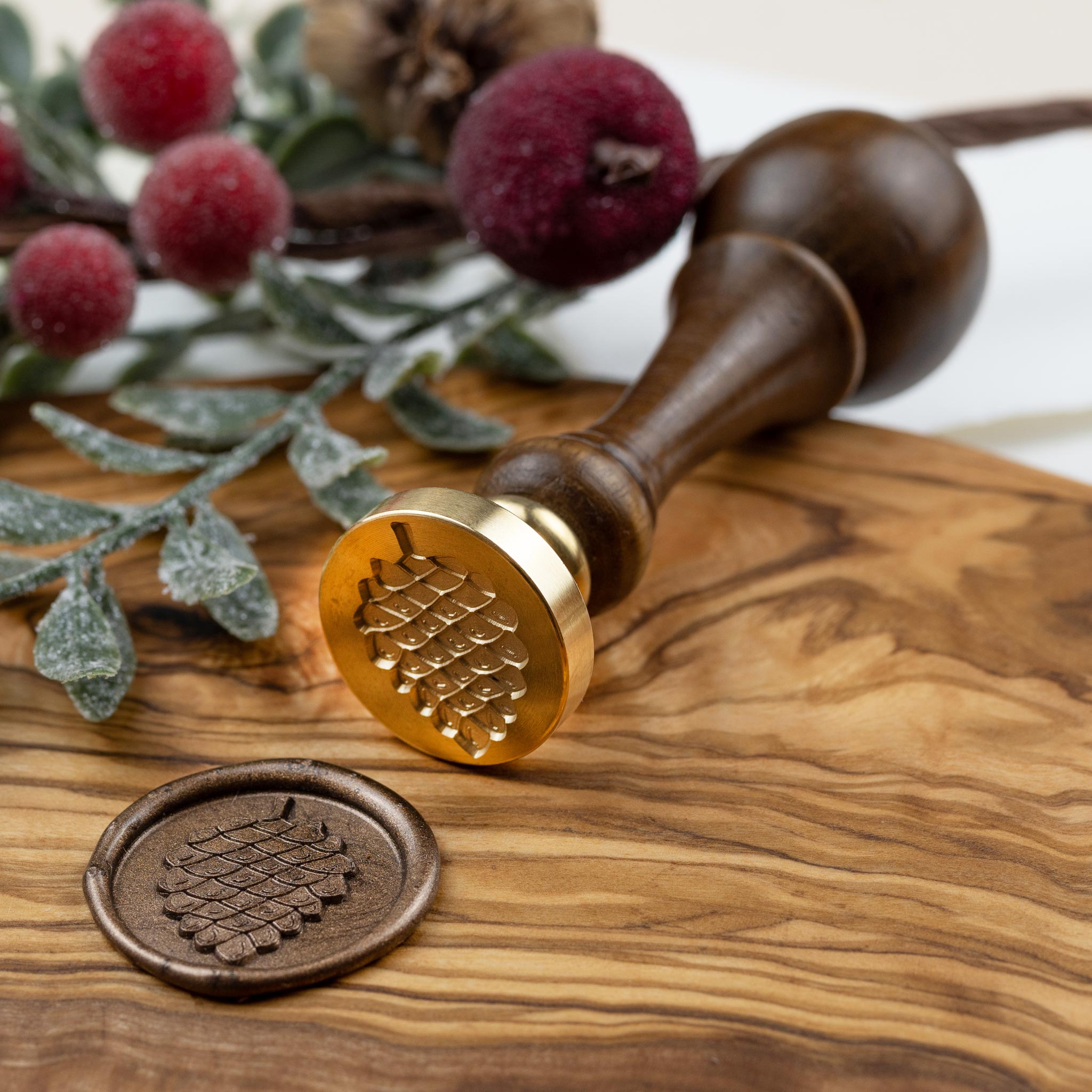 Siegelstempel mit Motiv Zirbelnuss - Siegelstempel personalisiert